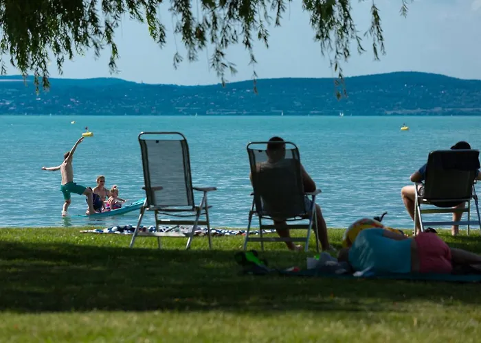 Aranypart & אתר קמפינג 2*